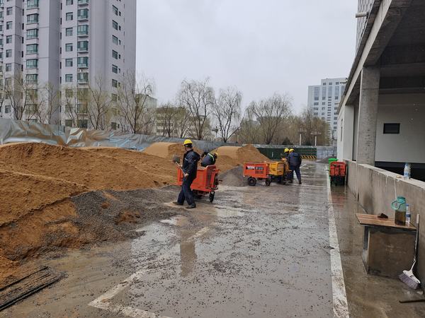 陜煤建設(shè)榆林公司抓安全 搶進度 雨中建設(shè)不停步