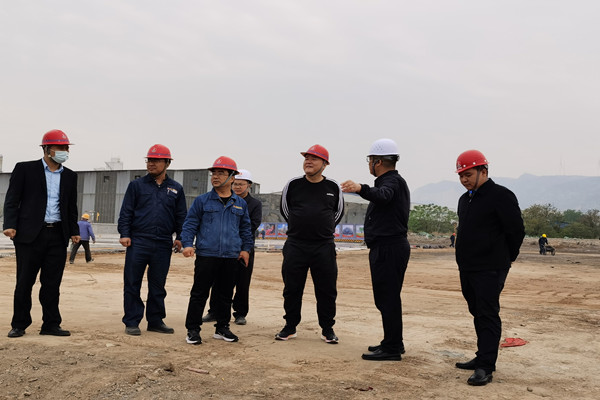 陜鋼集團(tuán)龍鋼公司董事長陳驍?shù)綑C械化綜合一次料場檢查指導(dǎo)工作