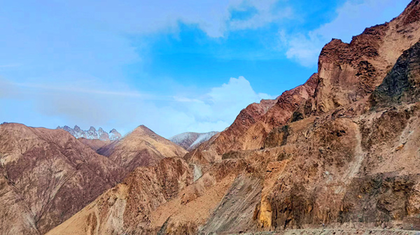祁連山的風(fēng)，不小心打翻了春的調(diào)色板
