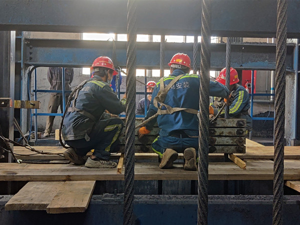 陜煤建設(shè)機(jī)電安裝公司西卓項目部：主立井提升箕斗竄繩順利完工