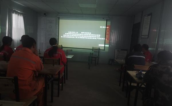 陜煤建設(shè)礦建二公司第三項目部安全“微觀影”走進班前會