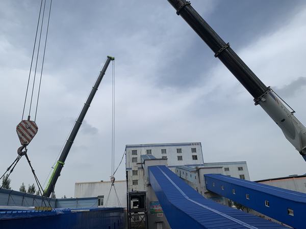 陜煤建設(shè)韓城分公司土建十二項目部一項超規(guī)模危大工程鋼桁架一次吊裝成功