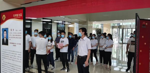 走近勞模工匠，感悟勞動光榮