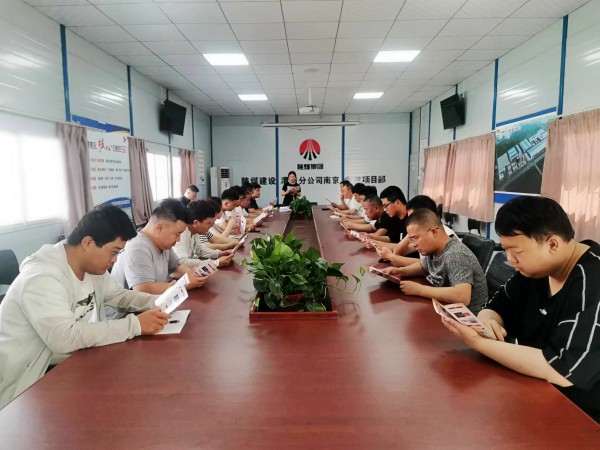 陜煤建設(shè)渭南分公司南京金龍項目部與渭南產(chǎn)投公司聯(lián)合開展“安全宣講進一線”活動