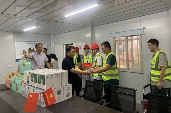 王明智深入一線(xiàn)開(kāi)展 “送清涼”慰問(wèn)活動(dòng)