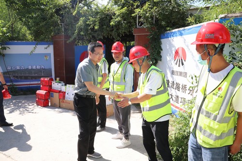贠公法深入西咸新區(qū)項(xiàng)目部慰問(wèn)一線(xiàn)“送清涼”