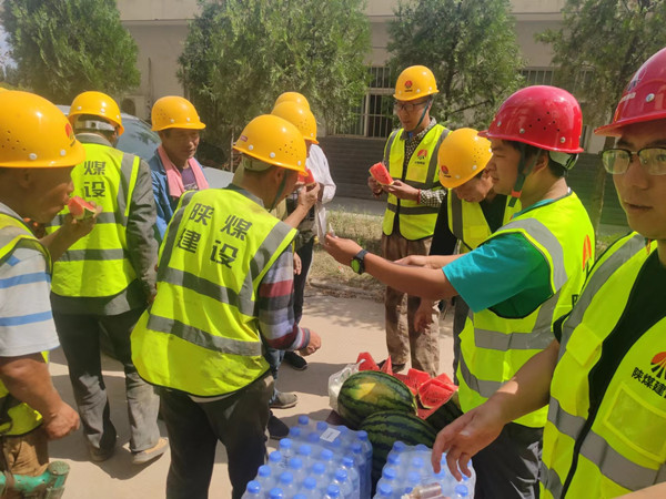 陜煤建設(shè)咸陽分公司第六項(xiàng)目部開展“夏日送清涼”活動(dòng)