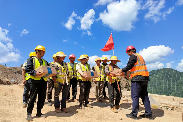 陜煤建設(shè)漢中分公司大西溝礦項目部開展“送清涼”慰問活動