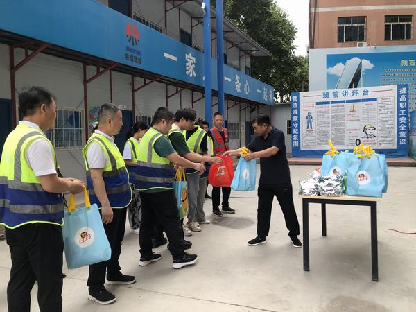 陜煤建設(shè)韓城分公司開展“送清涼進一線，為職工辦實事”活動