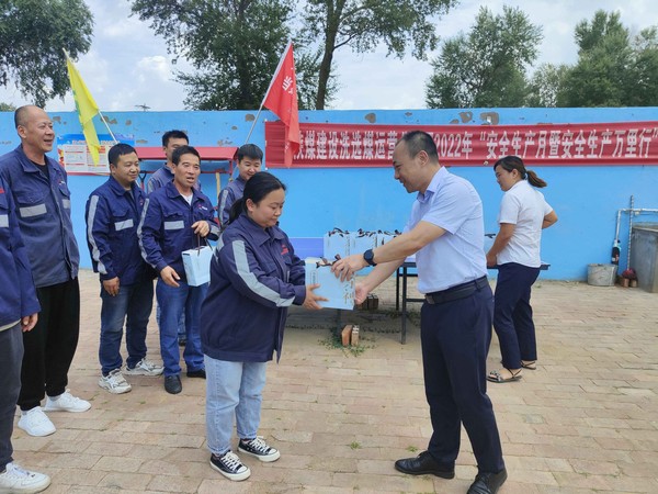 陜煤建設(shè)洗選煤運(yùn)營公司工會(huì)持續(xù)開展夏季“送清涼”活動(dòng)