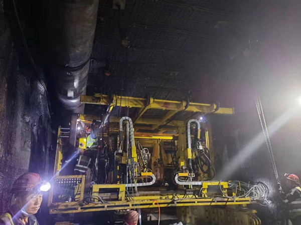 陜煤建設(shè)機(jī)電安裝公司小保當(dāng)項(xiàng)目部順利完成護(hù)盾機(jī)器人安裝