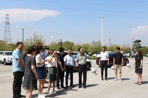 陜煤建設川耀公司：川耀PPP項目崔仙服務區(qū)迎來《中國公路》《陜西日報》兩家媒體采風