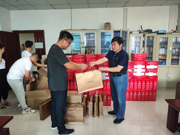 月餅送祝福，情意滿中秋