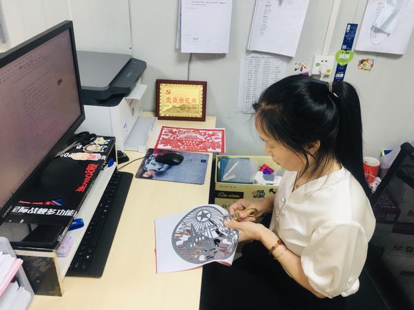 紅心向黨迎“十一”  巧手鐫刻愛(ài)國(guó)情