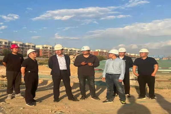 包頭市東河區(qū)副區(qū)長楊建軍一行蒞臨陜煤建設(shè)天工公司中潤府（一期）項目指導工作