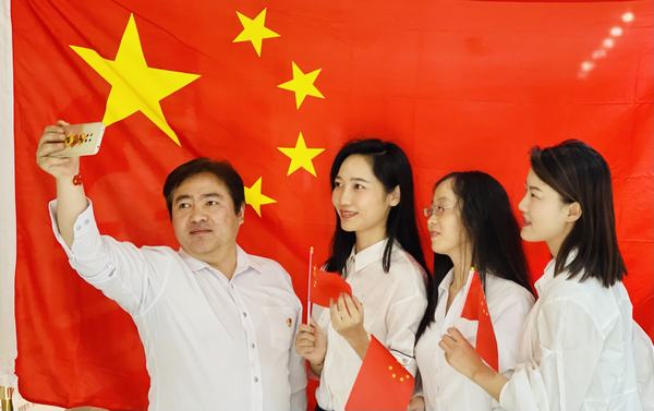 陜煤建設(shè)項(xiàng)目開(kāi)發(fā)公司：“與國(guó)旗合影，身披榮光 ”