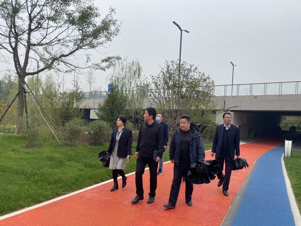 空港新城管委會開發(fā)建設(shè)部蒞臨中心公園調(diào)研指導工作