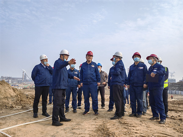 龍鋼公司董事長陳驍深入陜煤建設(shè)漢中分公司龍鋼綜合一次料場項目指導工作