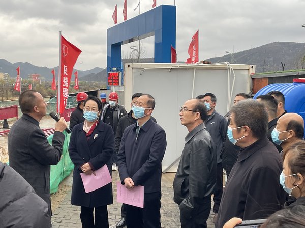 綏德縣副縣長萬雁一行蒞臨陜煤建設(shè)路橋分公司綏德縣第二凈水廠項目檢查指導工作