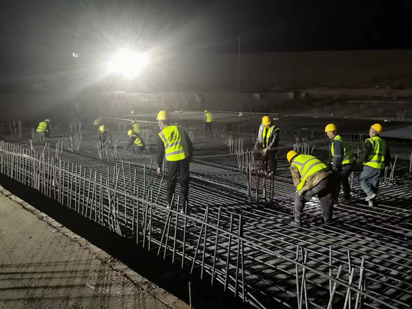 陜煤建設(shè)漢中分公司龍鋼一次料場項(xiàng)目首個(gè)大體積混凝土底板順利澆筑完成