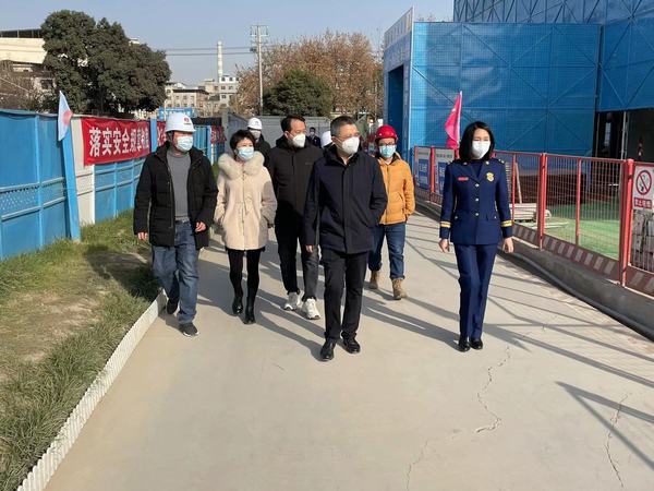 西安市新城區(qū)委常委、副區(qū)長楊珩蒞臨陜煤建設(shè)新城公司第二項目部檢查指導(dǎo)工作