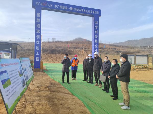 <strong>隴縣招商局局長張強一行到隴縣農(nóng)光互補 發(fā)電項目檢查指導(dǎo)工作</strong>