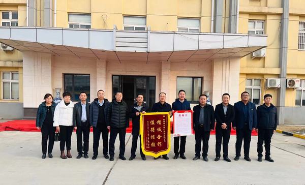 陜煤建設(shè)銅煤公司收到建設(shè)單位錦旗， 在建項(xiàng)目獲多方認(rèn)可