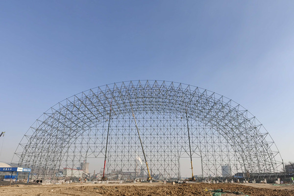 陜煤建設漢中分公司龍鋼一次料場項目首個大跨度鋼構(gòu)網(wǎng)架施工順利推進