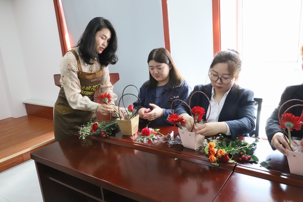 陜煤建設(shè)洗選煤運(yùn)營公司開展“赴春天之約 綻巾幗芳華”插花活動(dòng)