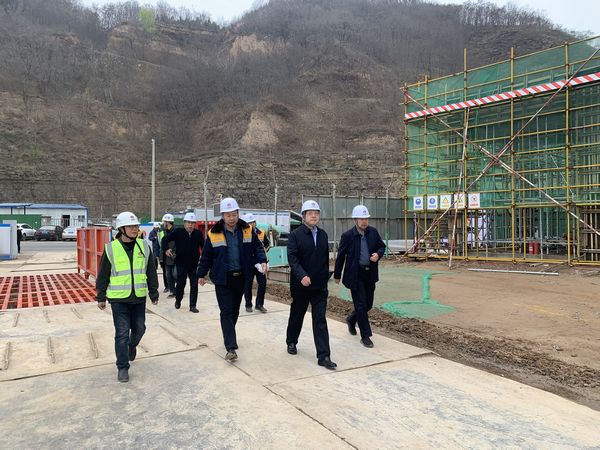 陜西彬長集團(tuán)有限公司董事長、黨委書記一行蒞臨陜煤建設(shè)天工公司承建的儲煤倉工地檢查指導(dǎo)工作