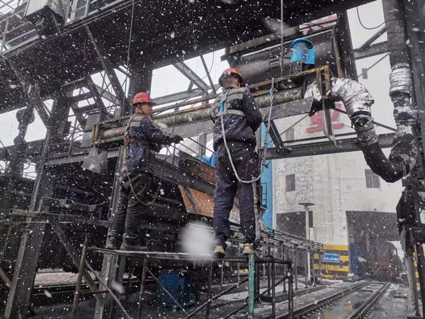 陜煤建設(shè)洗選煤運(yùn)營(yíng)公司檸條塔運(yùn)營(yíng)項(xiàng)目部：“斷崖式”降溫，工人“白頭”力保生產(chǎn)