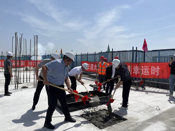 陜煤建設(shè)銅煤公司承建的銅煤三號(hào)青竹林小區(qū)4#樓順利封頂