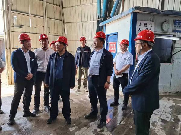 陜煤股份有限公司常務(wù)副總經(jīng)理李孝波、彬長(zhǎng)礦業(yè)有限公司總經(jīng)理焦小年蒞臨陜煤建設(shè)礦建二公司第一項(xiàng)目部檢查指導(dǎo)工作