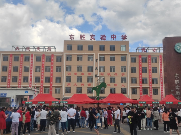 陜煤建設(shè)銅煤公司第五項(xiàng)目部開展“助力中考，愛心送水”志愿服務(wù)活動(dòng)