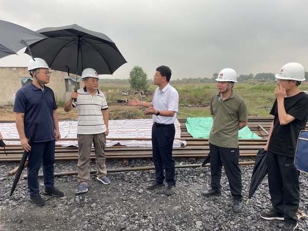 西安鐵路監(jiān)管局、陜西省交通廳檢查組一行蒞臨靖神鐵路孟紅聯(lián)絡(luò)線王則灣大橋調(diào)研指導(dǎo)工作