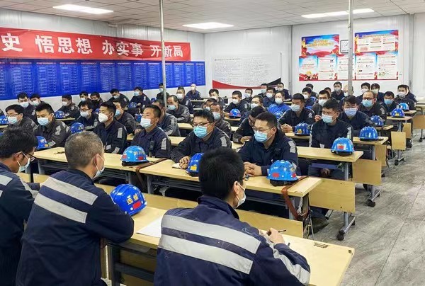 陜煤建設洗選煤運營公司紅柳林洗煤廠項目部： 迎戰(zhàn)“三伏天”  我們有“涼策”