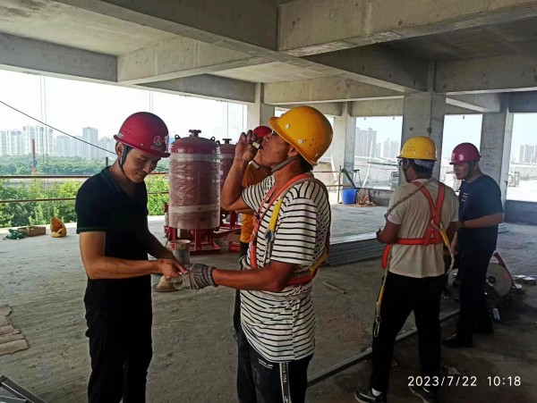 陜煤建設(shè)渭南分公司第一項(xiàng)目部：你戰(zhàn)高溫，我送清涼，這個夏天不服“暑”！