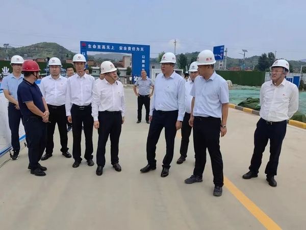 陜煤集團(tuán)黨委副書(shū)記張海泉一行蒞臨漢陰實(shí)驗(yàn)中學(xué)項(xiàng)目檢查指導(dǎo)工作
