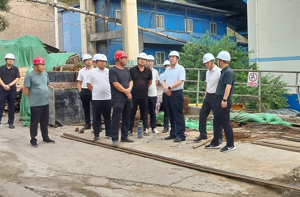 彬長(zhǎng)集團(tuán)黨委書(shū)記、董事長(zhǎng)白永明一行深入陜煤建設(shè)渭南分公司第三項(xiàng)目部檢查指導(dǎo)