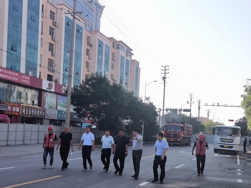 榆林市住建局黨組書(shū)記、局長(zhǎng)紀(jì)磊一行蒞臨上郡北路道路綜合整治提升工程檢查指導(dǎo)工作