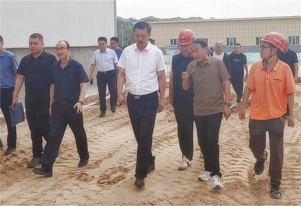 綏德縣縣委副書(shū)記、縣長(zhǎng)王誠(chéng)一行蒞臨陜煤建設(shè)路橋分公司綏德縣第二凈水廠工程調(diào)研