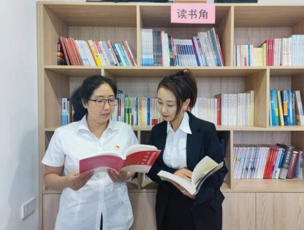 攜一縷書香?潤(rùn)秋日時(shí)光