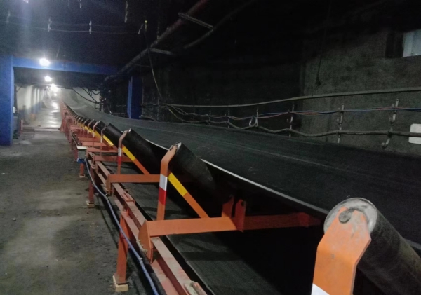 陜煤建設(shè)機電安裝公司神府項目部順槽膠帶機順利試運轉(zhuǎn)