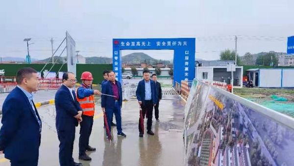 陜煤集團(tuán)紀(jì)檢監(jiān)察三室主任楊勝利、鄉(xiāng)村振興辦副主任楊偉一行到陜煤建設(shè)天工公司承建的漢陰實(shí)驗(yàn)中學(xué)項(xiàng)目檢查指導(dǎo)工作