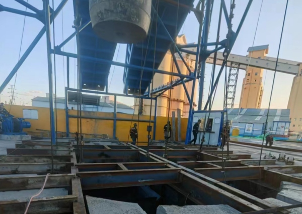 陜煤建設(shè)礦建三公司袁大灘礦二號回風(fēng)立井封口盤、吊盤安裝順利完成