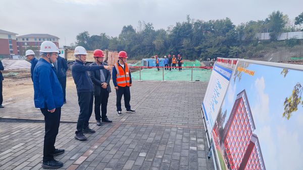 侯本英深入漢陰縣實驗中學二期項目檢查指導(dǎo)工作