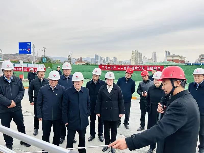 陜煤集團黨委副書記、董事、總經(jīng)理趙福堂視察建設(shè)集團承建的漢陰縣實驗中學項目