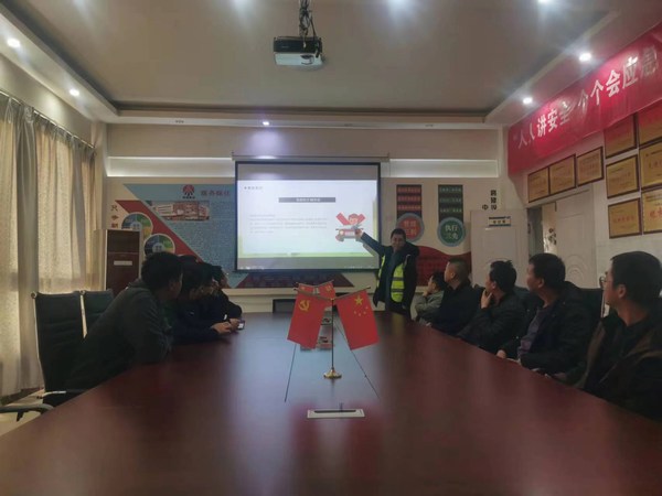 陜煤建設(shè)路橋分公司靖神鐵路項(xiàng)目部開展“文明交通，你我同行”全國交通安全日活動(dòng)