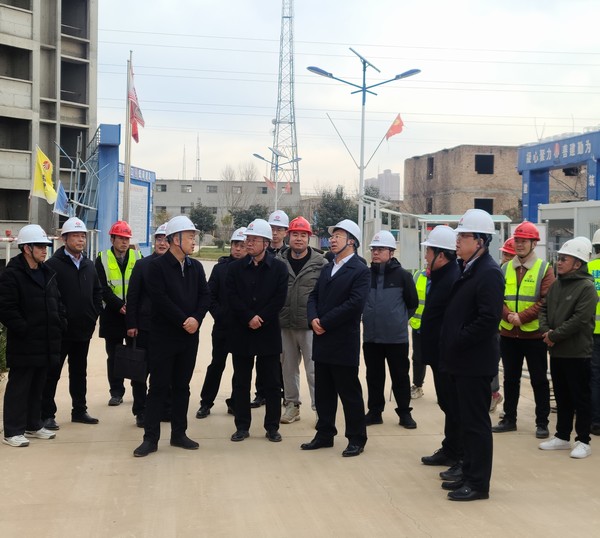 銅川礦業(yè)有限公司黨委書記、董事長路根奎一行蒞臨陜煤建設銅煤公司承建的銅煤三號居住區(qū)檢查指導工作