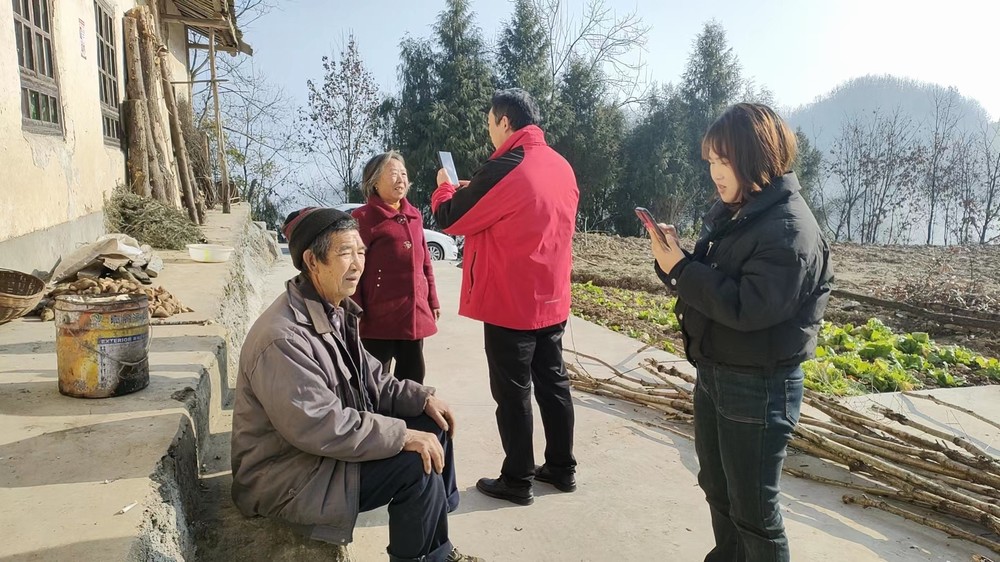 陜煤建設(shè)駐村工作隊開展養(yǎng)老待遇領(lǐng)取資格認(rèn)證志愿服務(wù)